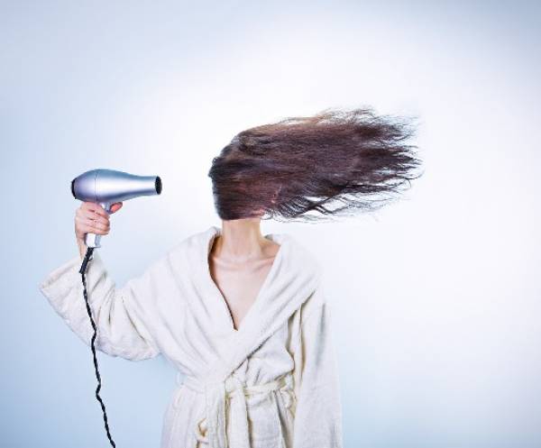 Aktie, wassen, knippen model drogen en een professionel shampoo naar keuze afgestemd op uw haartype €39,95
